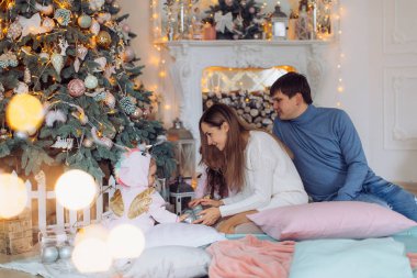 ailenin yanında dekore edilmiş bir Noel ağacı.