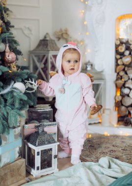 Çerez Noel ağacı yakınındaki güzel küçük kız 