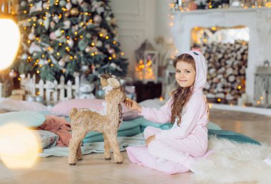 Çerez Noel ağacı yakınındaki güzel küçük kız 