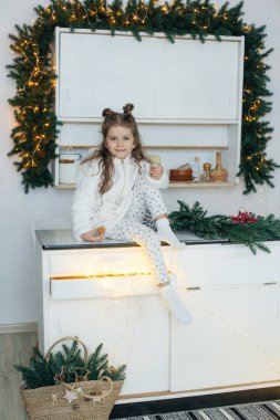 Küçük kız Noel Oda arka plan üzerinde kesmek 