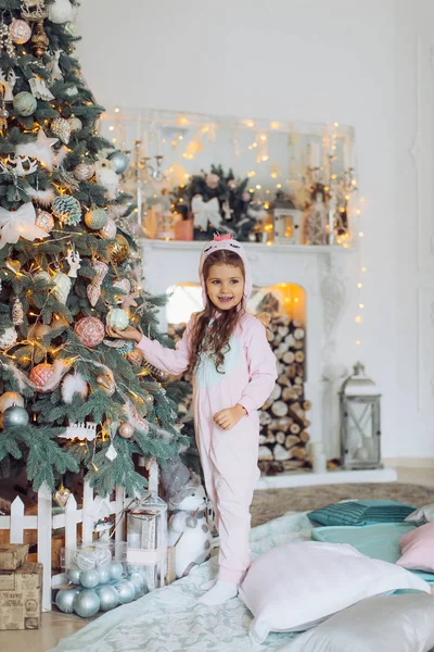 Вырезать Маленькую Девочку Фоне Рождественской Комнаты Пижаме — стоковое фото