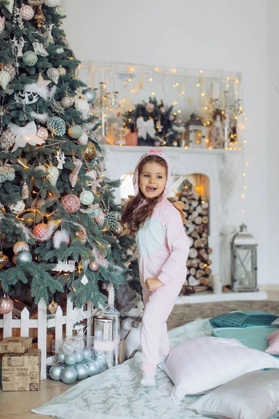 Küçük Kız Noel Oda Pijama Arka Plan Üzerinde Kesmek — Stok fotoğraf