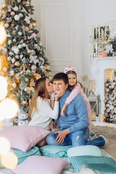 Familia alrededor de un árbol de Navidad decorado . — Foto de Stock