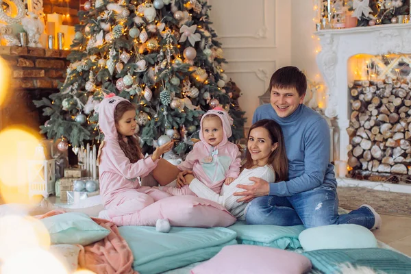 Madre feliz con hijas — Foto de Stock