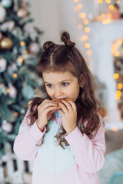 Çerez Noel Ağacı Yakınındaki Güzel Küçük Kız — Stok fotoğraf