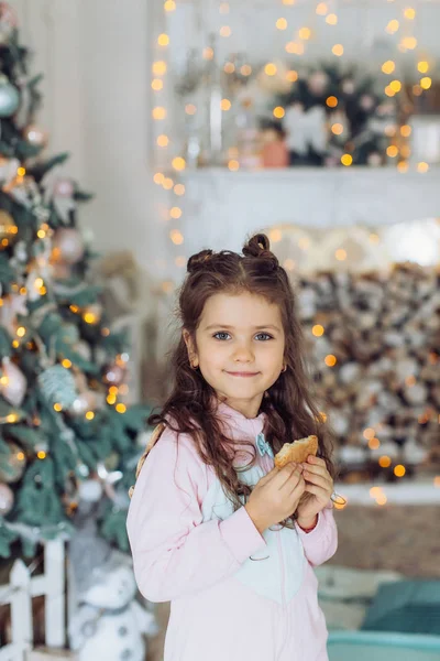 Piękna Mała Dziewczynka Pobliżu Choinki Plików Cookie — Zdjęcie stockowe