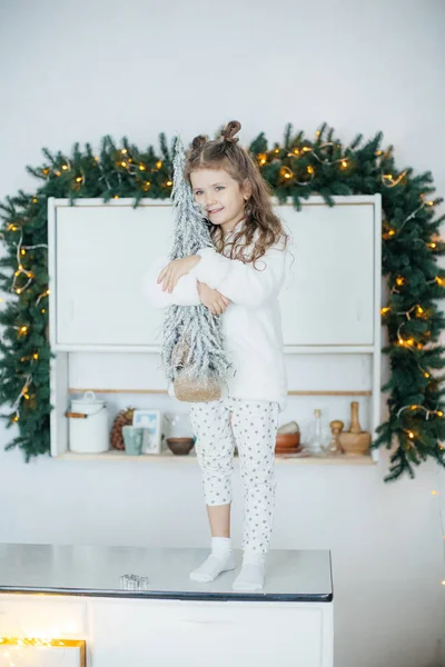 Wyciąć Małą Dziewczynką Tle Boże Narodzenie Pokoju — Zdjęcie stockowe