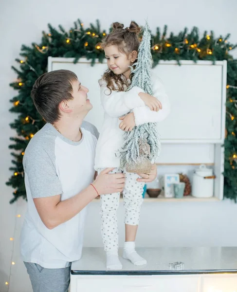 幸せな父と娘のクリスマス — ストック写真