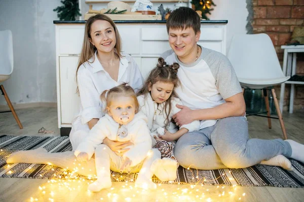Gelukkige Kerstmis Familie Met Dochters Home Holiday Woonkamer — Stockfoto