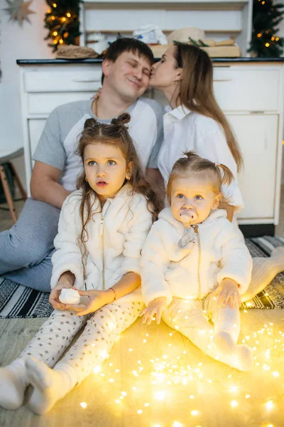 Счастливая Рождественская Семья Дочерьми — стоковое фото