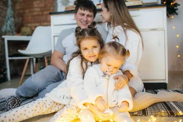 Mutlu Noel Aile Kızı Içinde Ana Sayfa Tatil Oturma Odası — Stok fotoğraf