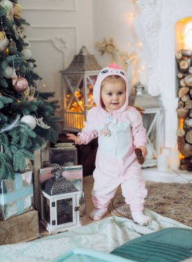 Noel ağacının yakınında güzel küçük bir kız 