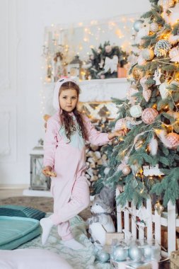 Noel ağacının yakınında güzel küçük bir kız 