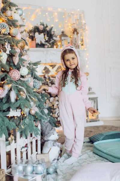 Noel Ağacının Yakınında Güzel Küçük Bir Kız — Stok fotoğraf