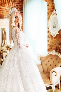  Genç gelin beyaz gelinlik 