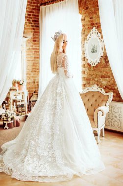  Genç gelin beyaz gelinlik 