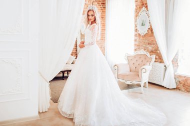  Genç gelin beyaz gelinlik 