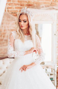  Genç gelin beyaz gelinlik 