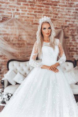  Genç gelin beyaz gelinlik 