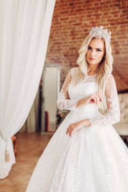  Genç gelin beyaz gelinlik 