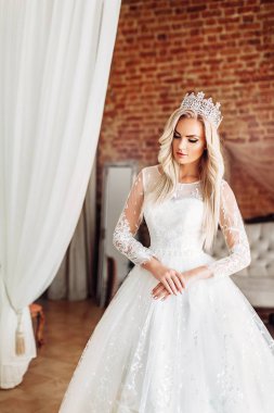  Genç gelin beyaz gelinlik 