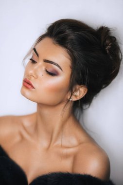 Güzel genç, esmer kadın kadar yapmak ile poz