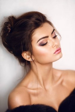 Güzel genç, esmer kadın kadar yapmak ile poz