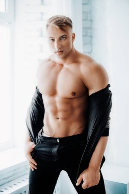 Güçlü sağlıklı yakışıklı atletik adam çıplak gövde ile portresi