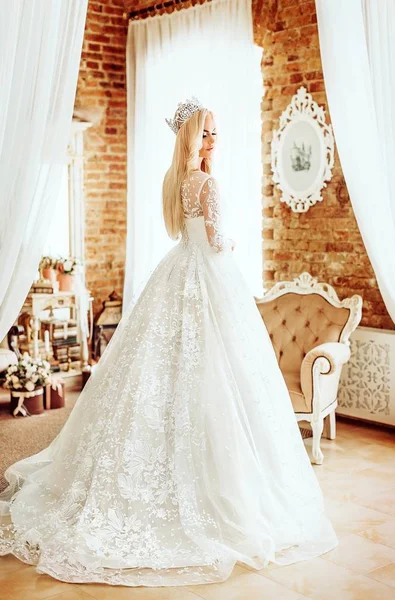 Mladá nevěsta v bílých svatebních šatech — Stock fotografie