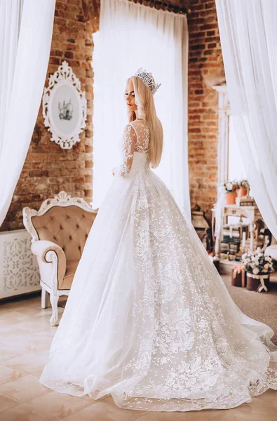 Giovane sposa in abito da sposa bianco — Foto Stock