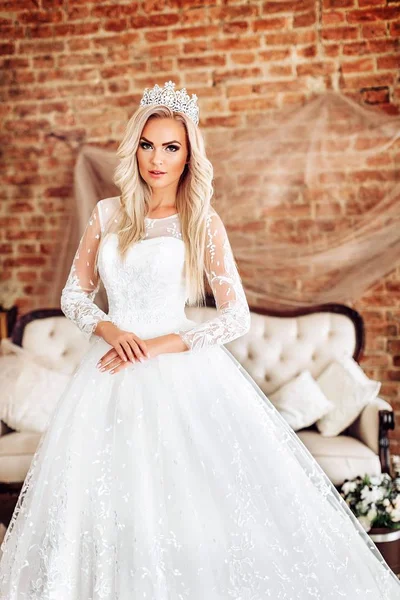 Mladá nevěsta v bílých svatebních šatech — Stock fotografie