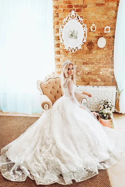 Jovem noiva em vestido de noiva branco — Fotografia de Stock