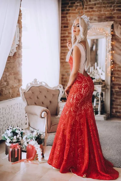 Schöne Junge Blonde Frau Posiert Rotem Kleid — Stockfoto