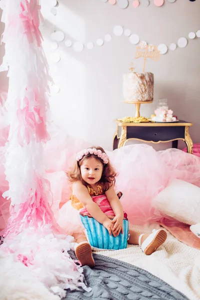 Χαριτωμένο Μικρό Κορίτσι Στο Δωμάτιο Πάρτι Γενεθλίων — Φωτογραφία Αρχείου