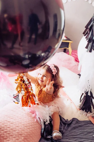 Balonlu Doğum Günü Partisinde Odasında Şirin Küçük Kız — Stok fotoğraf