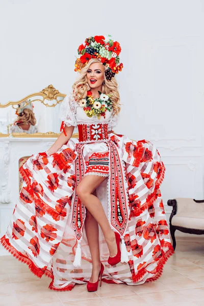 Femme ukrainienne en vêtements nationaux — Photo