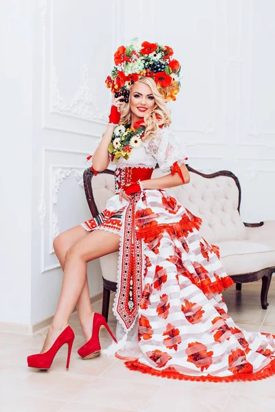 Українська жінка в національному одязі — стокове фото