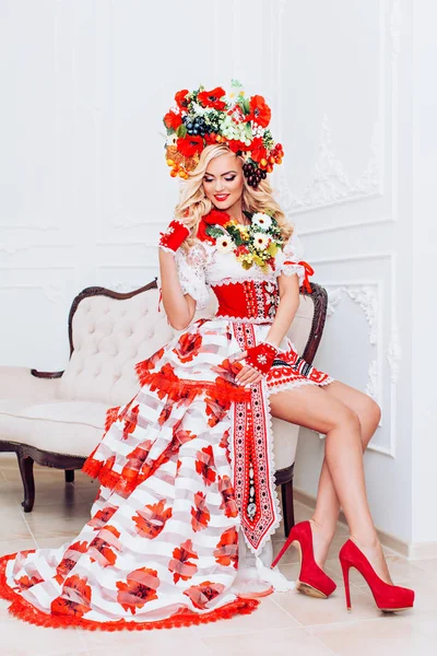 Femme ukrainienne en vêtements nationaux — Photo