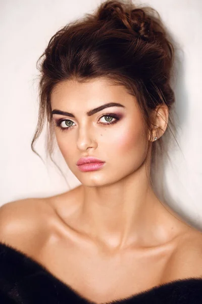 Hermosa Joven Morena Posando Con Maquillaje —  Fotos de Stock