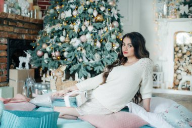 Noel ağacı evde poz yakınındaki içinde güzel kadın