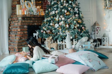 Noel ağacı evde poz yakınındaki içinde güzel kadın