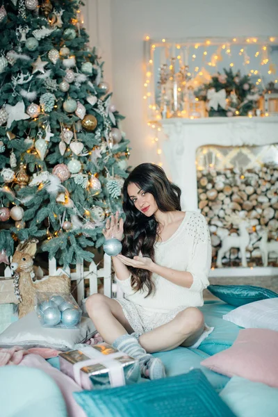 Noel Ağacı Evde Poz Yakınındaki Içinde Güzel Kadın — Stok fotoğraf