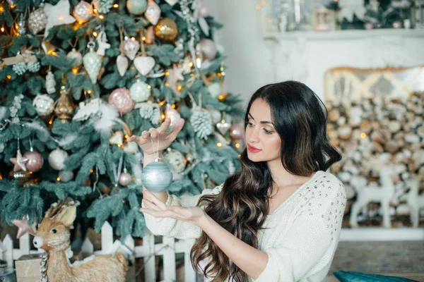 Mooie Vrouw Jurk Buurt Van Kerstboom Poseren Thuis — Stockfoto