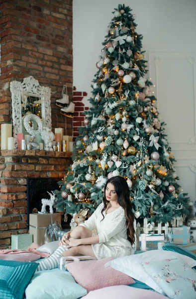 Noel Ağacı Evde Poz Yakınındaki Içinde Güzel Kadın — Stok fotoğraf