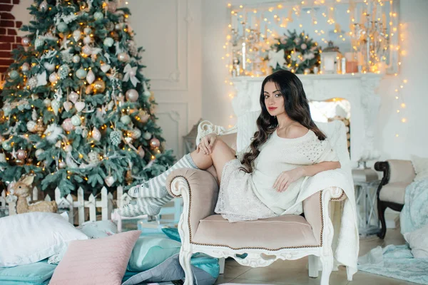 Mooie Vrouw Jurk Buurt Van Kerstboom Poseren Thuis — Stockfoto