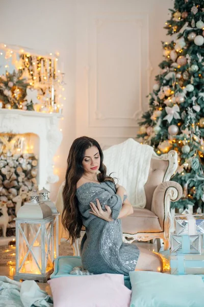 Femeia Frumoasă Rochie Lângă Pomul Crăciun Pozând Acasă — Fotografie, imagine de stoc