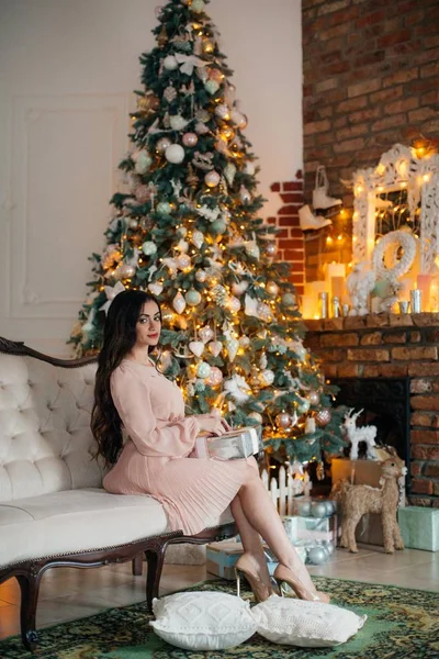 Schöne Frau Kleid Der Nähe Des Weihnachtsbaums Posiert Hause — Stockfoto