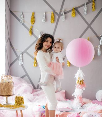 Küçük kızı olan güzel kadın portresi