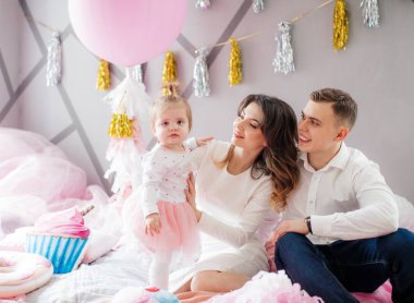 Küçük kızın mutlu aile kutluyor doğum günü