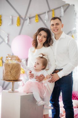 Küçük kızın mutlu aile kutluyor doğum günü